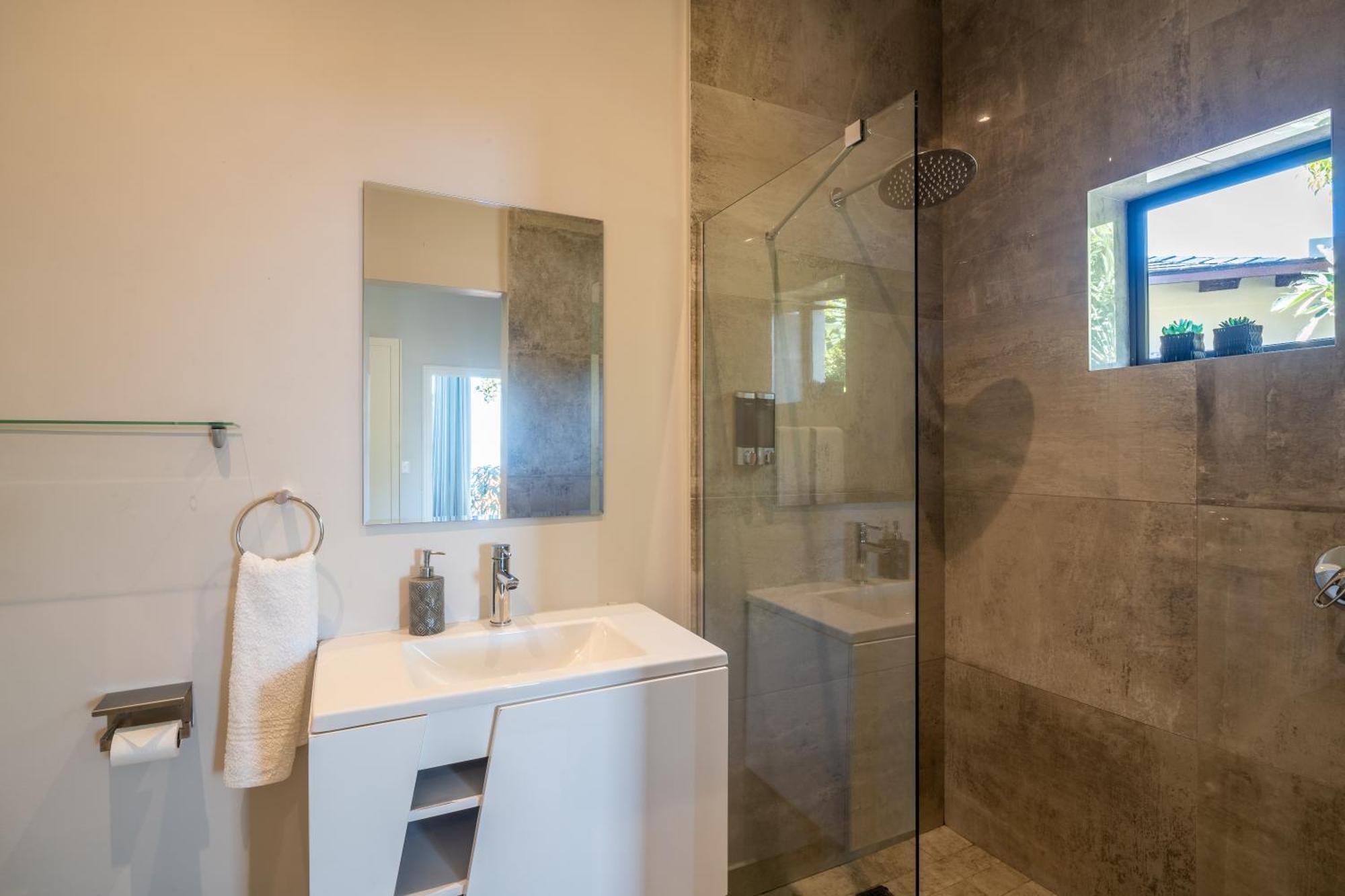 Seashore 2 Bedroom Luxury Unit - Breakwaters Haven Knysna